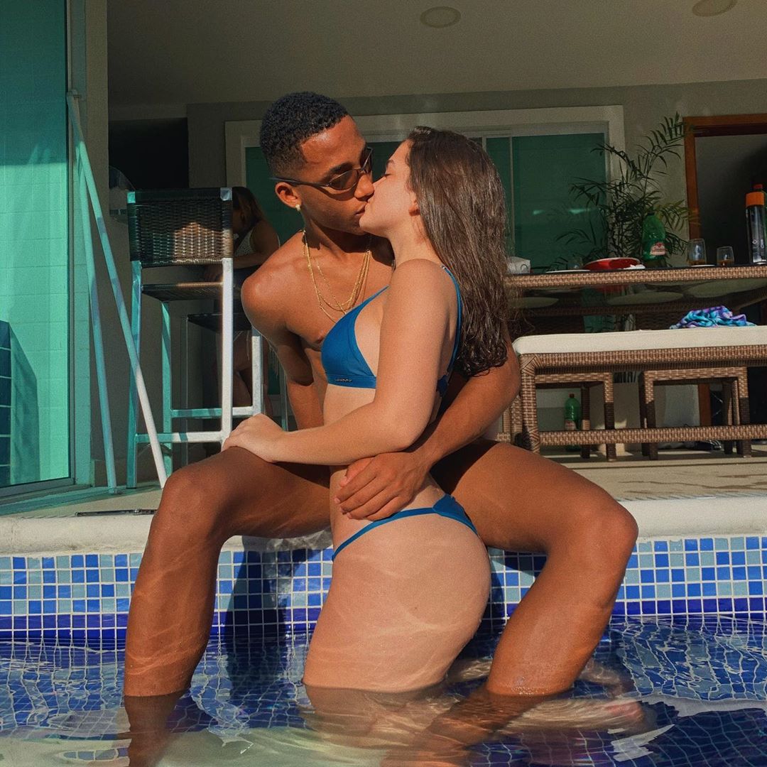 Mel Maia e João Pedro se beijam na piscina (Foto: reprodução/Instagram)