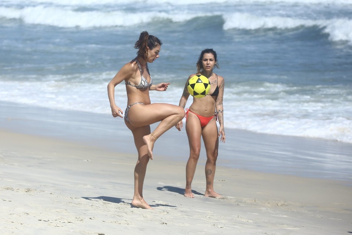 Isis Valverde curte praia no Rio (Foto: AgNews)