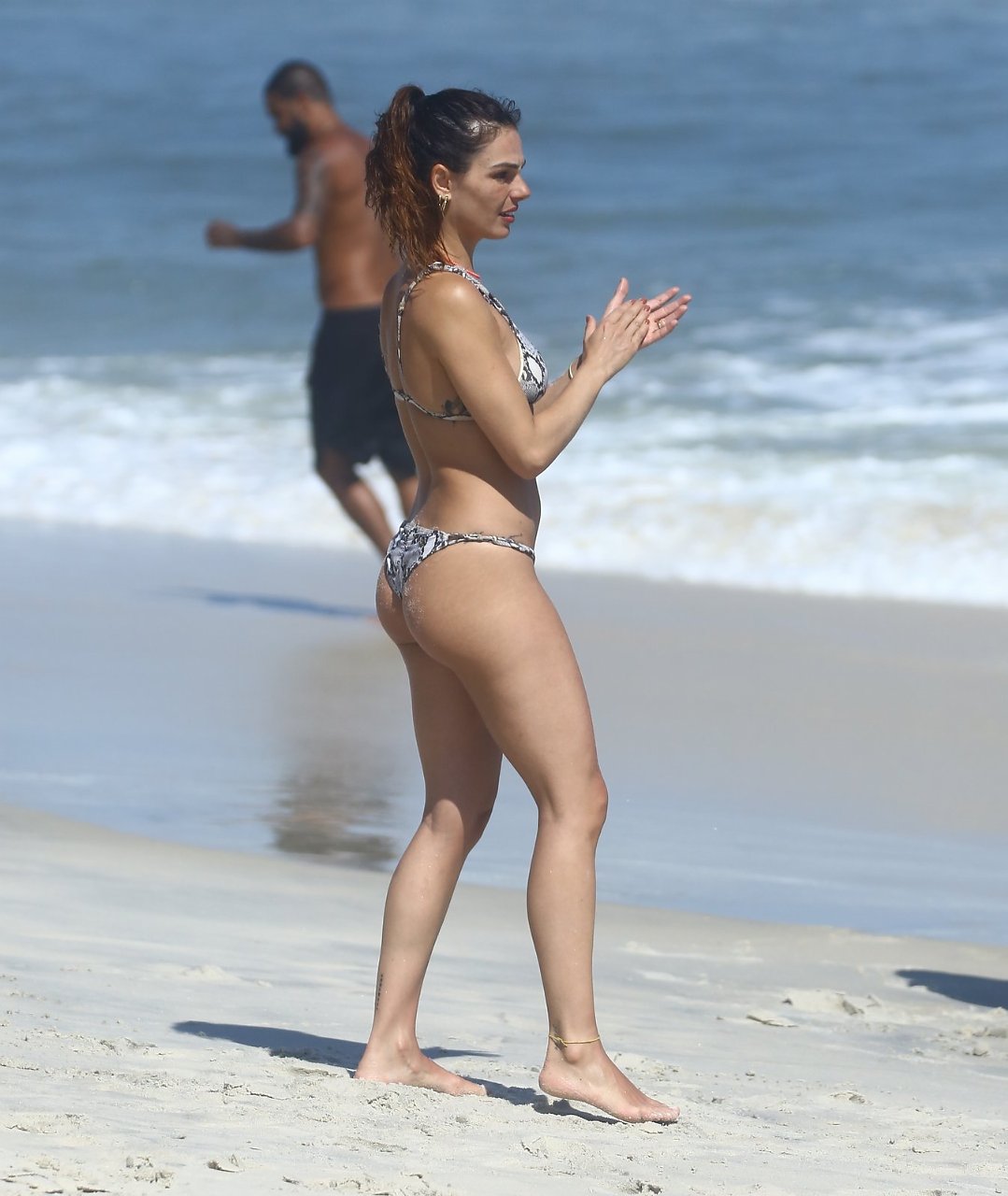 Isis Valverde curte praia no Rio (Foto: AgNews)