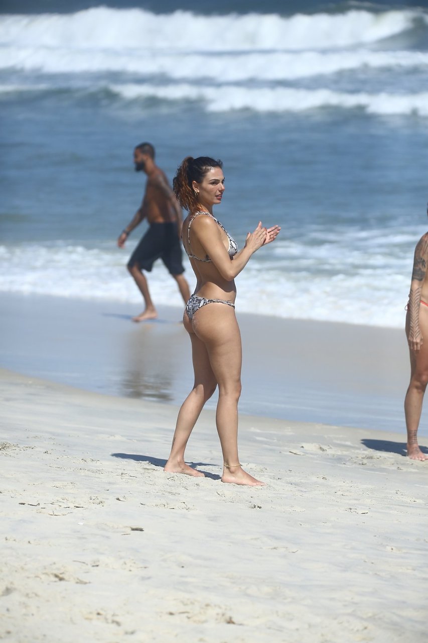 Isis Valverde curte praia no Rio (Foto: AgNews)