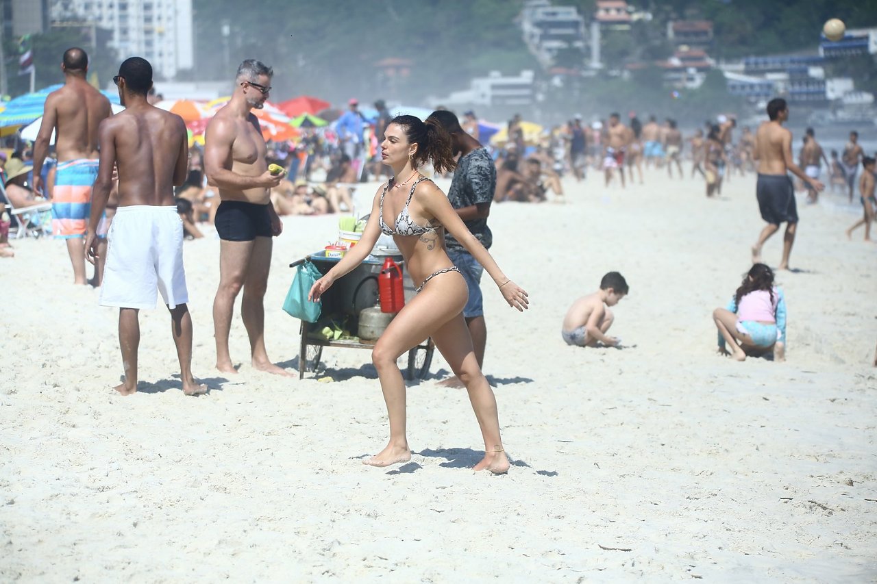 Isis Valverde curte praia no Rio (Foto: AgNews)