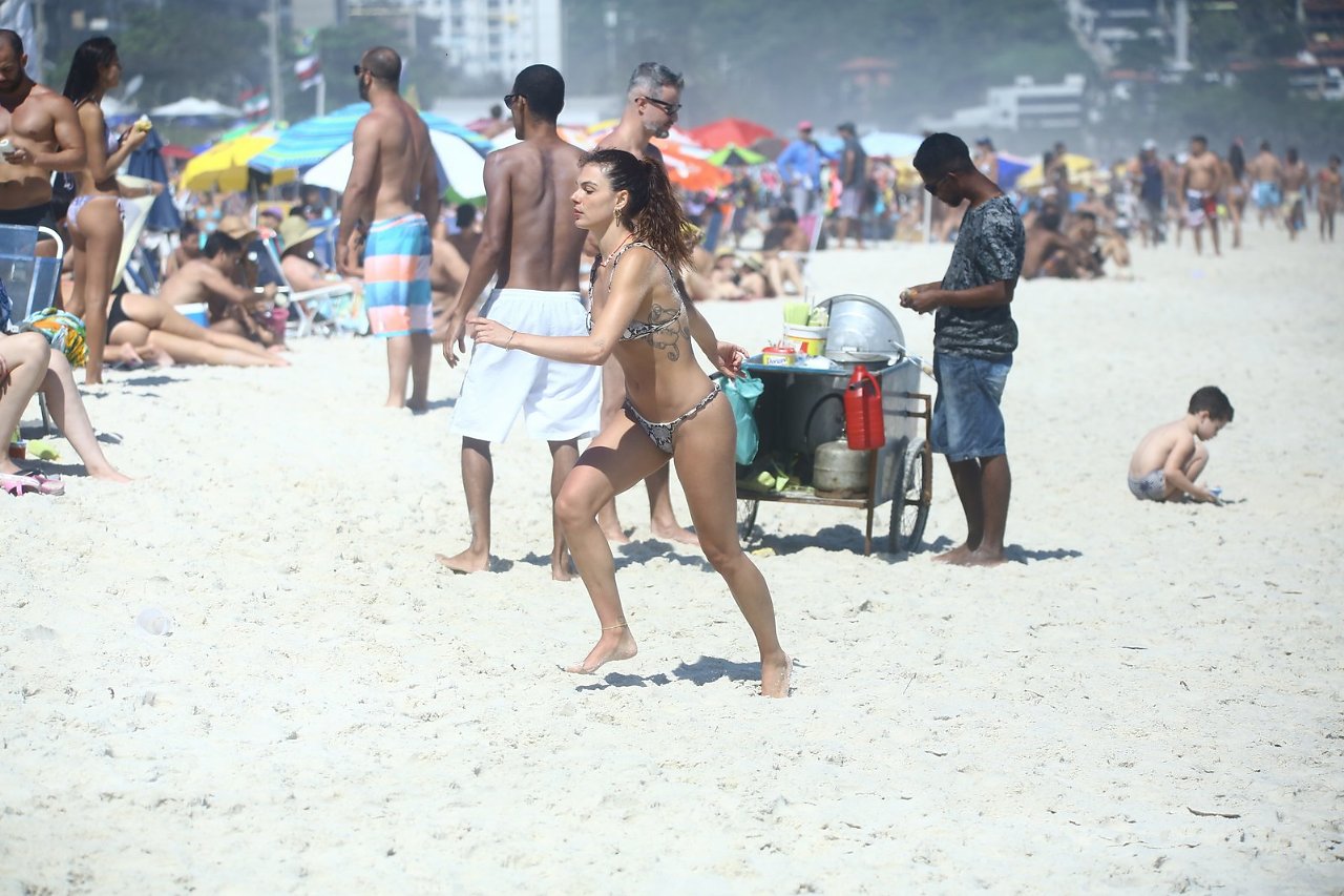 Isis Valverde curte praia no Rio (Foto: AgNews)