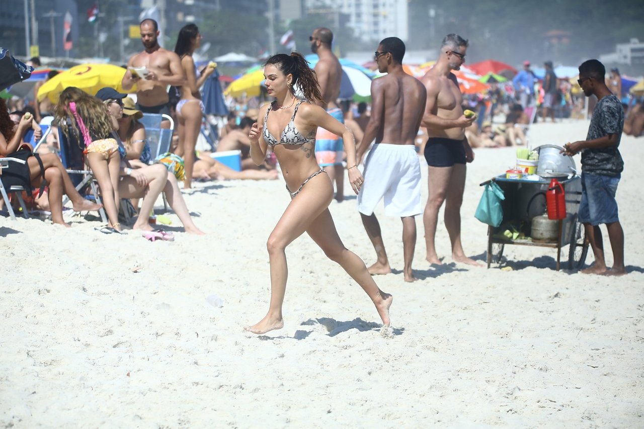 Isis Valverde curte praia no Rio (Foto: AgNews)