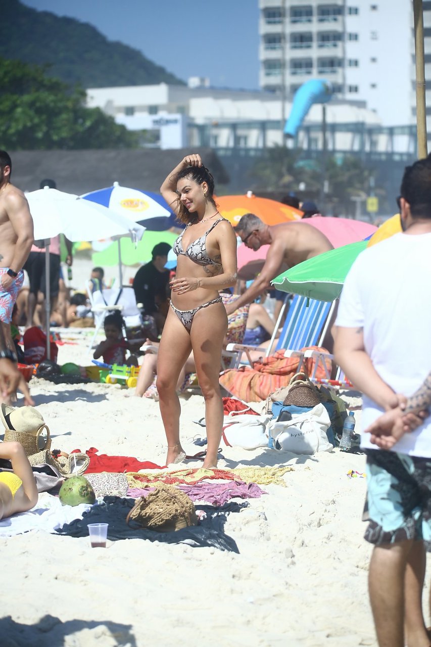 Isis Valverde curte praia no Rio (Foto: AgNews)