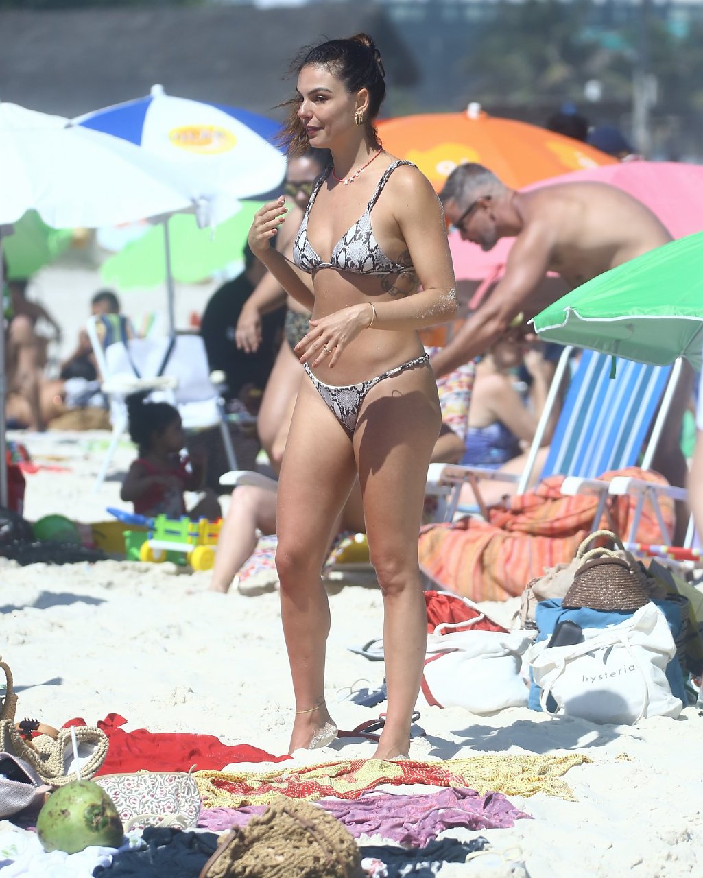 Isis Valverde curte praia no Rio (Foto: AgNews)