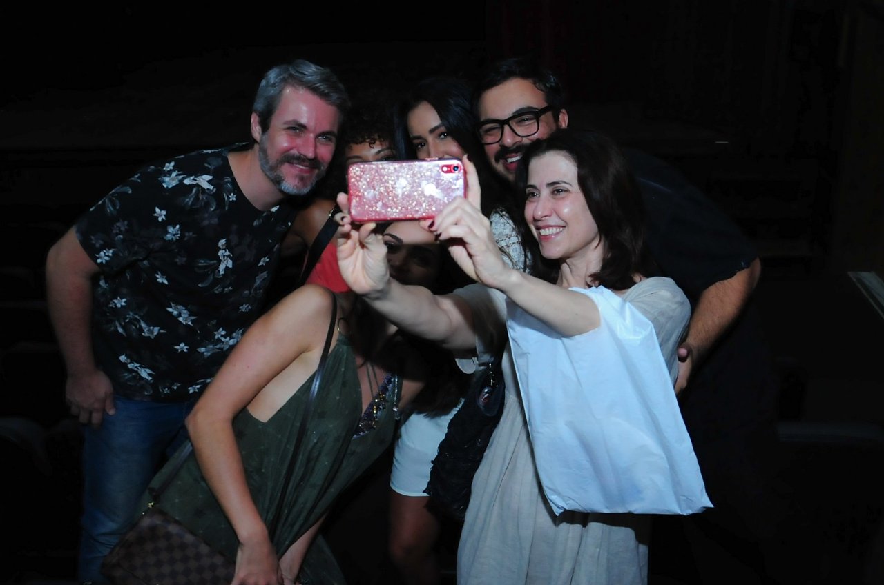 Fernanda Torres faz selfie com amigos (Foto: Webert Belicio/AgNews)