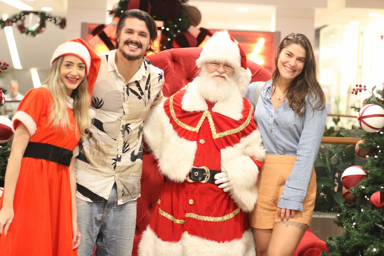 Priscila Fantin, o marido Bruno Lopes e o Papai Noel no shopping (Foto: Daniel Delmiro/AgNews)