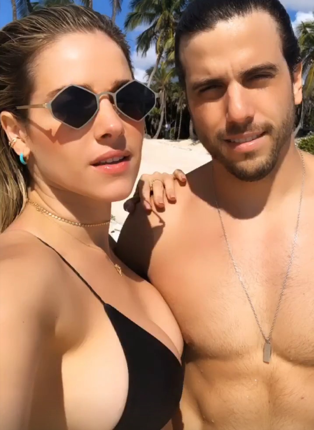 Monique Alfradique e o namorado em praia do México (Foto: reprodução/Instagram)