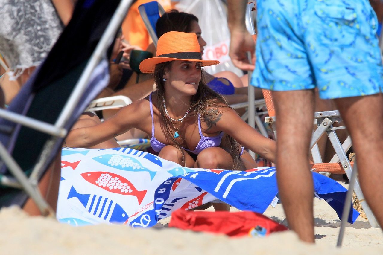 Carol Peixinho na praia (Foto: AgNews)
