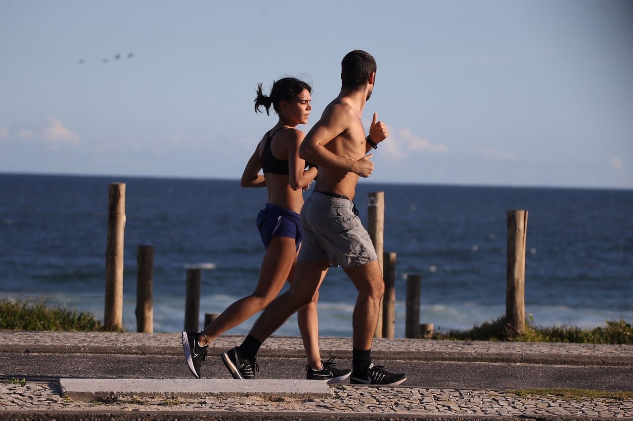 Gabriel Leone e Carla Salle correm na praia (Foto: AgNews)